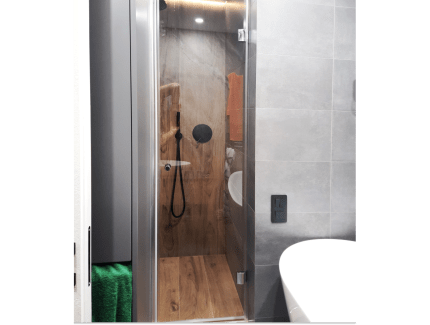 Распашная дверь в ванную с черным профилем фото