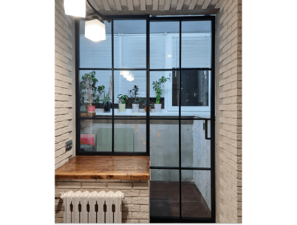 Прозрачная раздвижная перегородка чёрного профиля фото