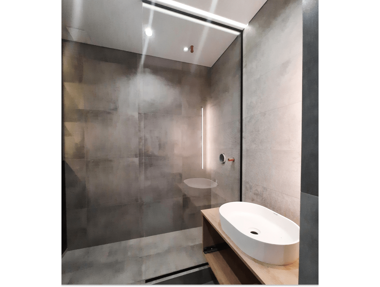 glass-partition-made-of-lightened-glass-photo Стеклянная перегородка из осветленного стекла фото