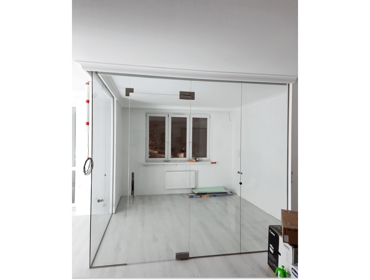 glass-partition-with-a-door-for-your-home Стеклянная перегородка с дверью для дома