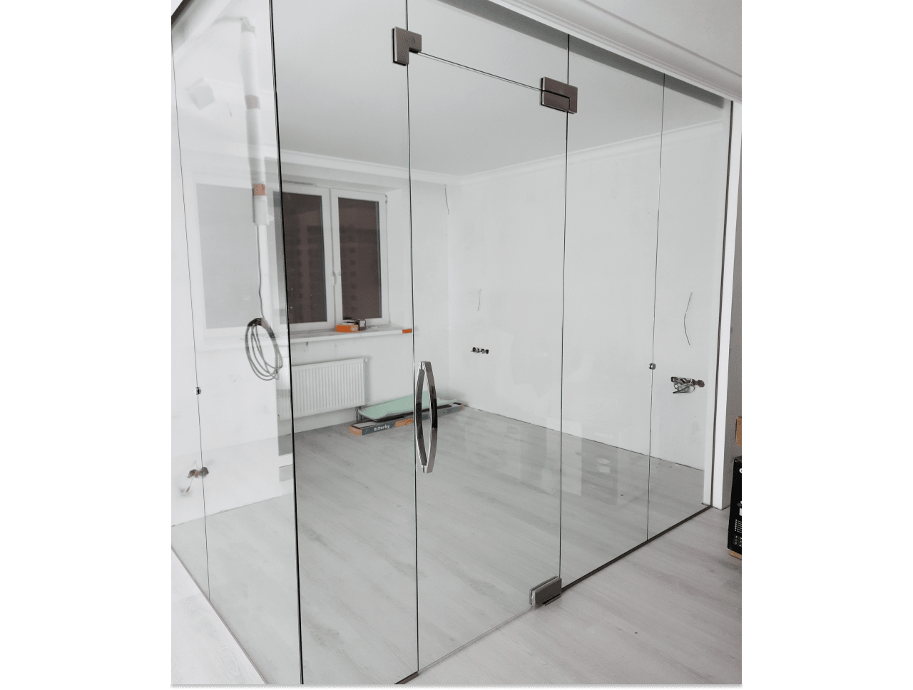 glass-partition-with-satin-colored-profile Стеклянная перегородка с сатиновым цветом профиля