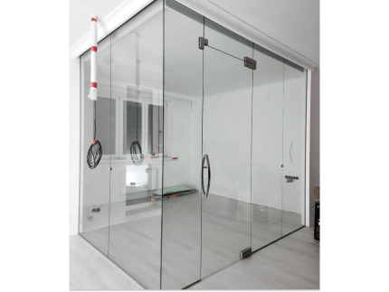 Перегородка из стекла с маятниковой дверью фото