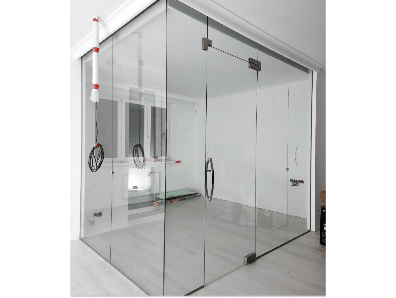 glass-partition-with-swing-door-foto Перегородка из стекла с маятниковой дверью фото