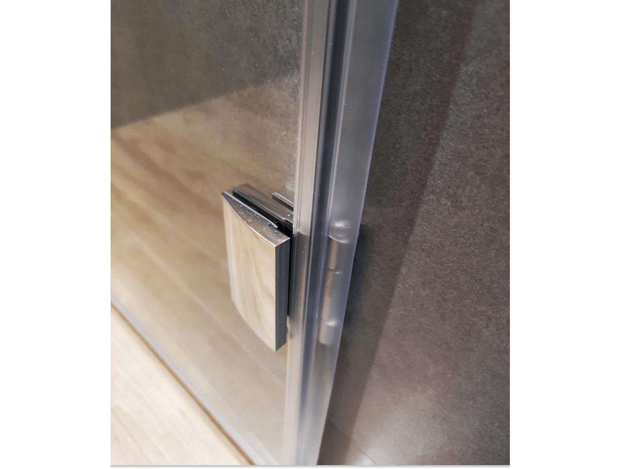 glass-shower-door-hinge-mount Крепление для распашной двери из стекла в душ