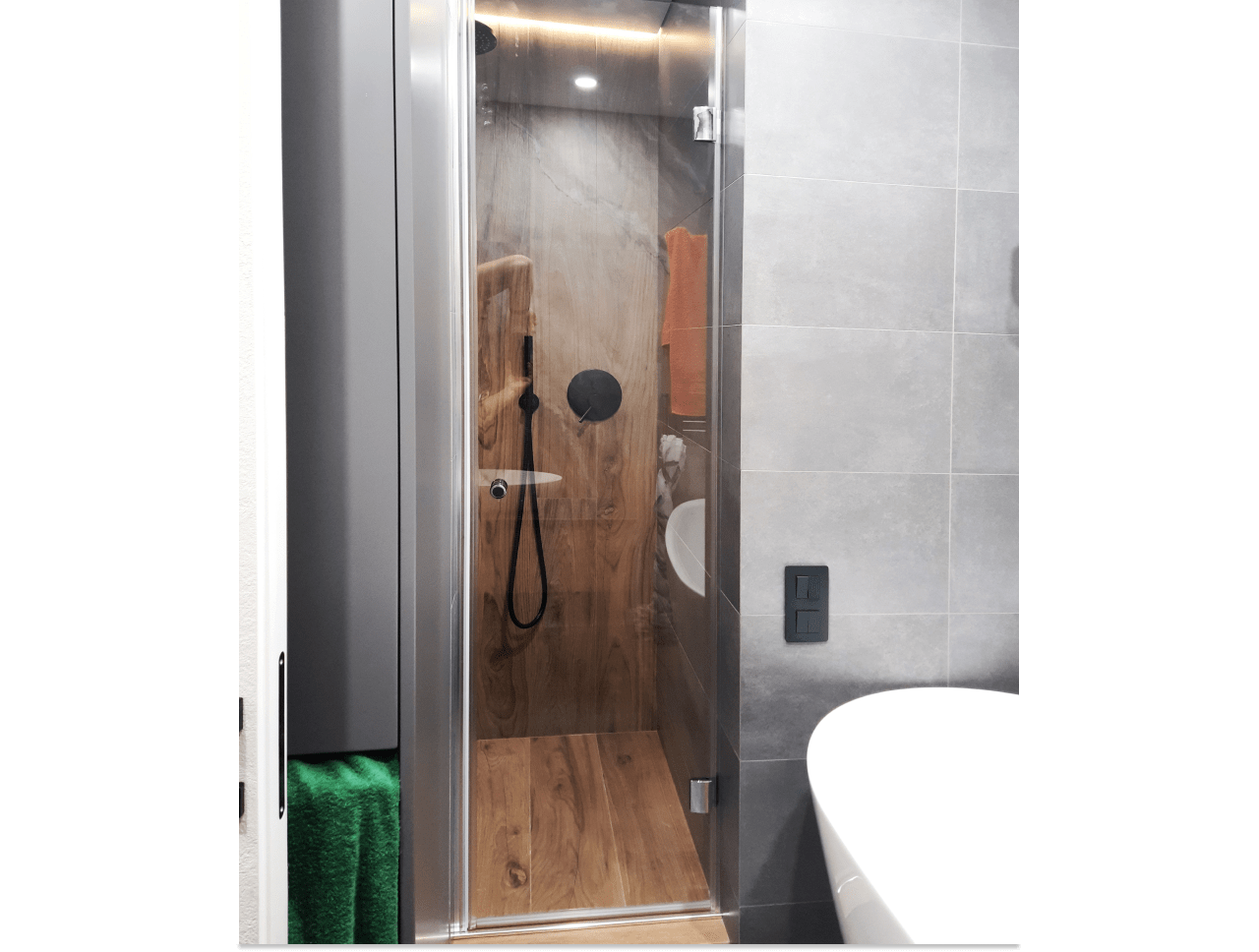 glass-shower-door-with-wall-mounting-foto Стеклянная дверь в душевую с креплением на стену фото