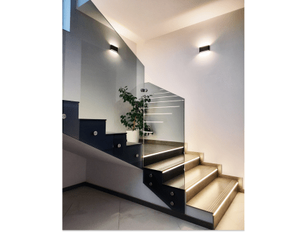 Стеклянное ограждение лестницы на точках держателях фото