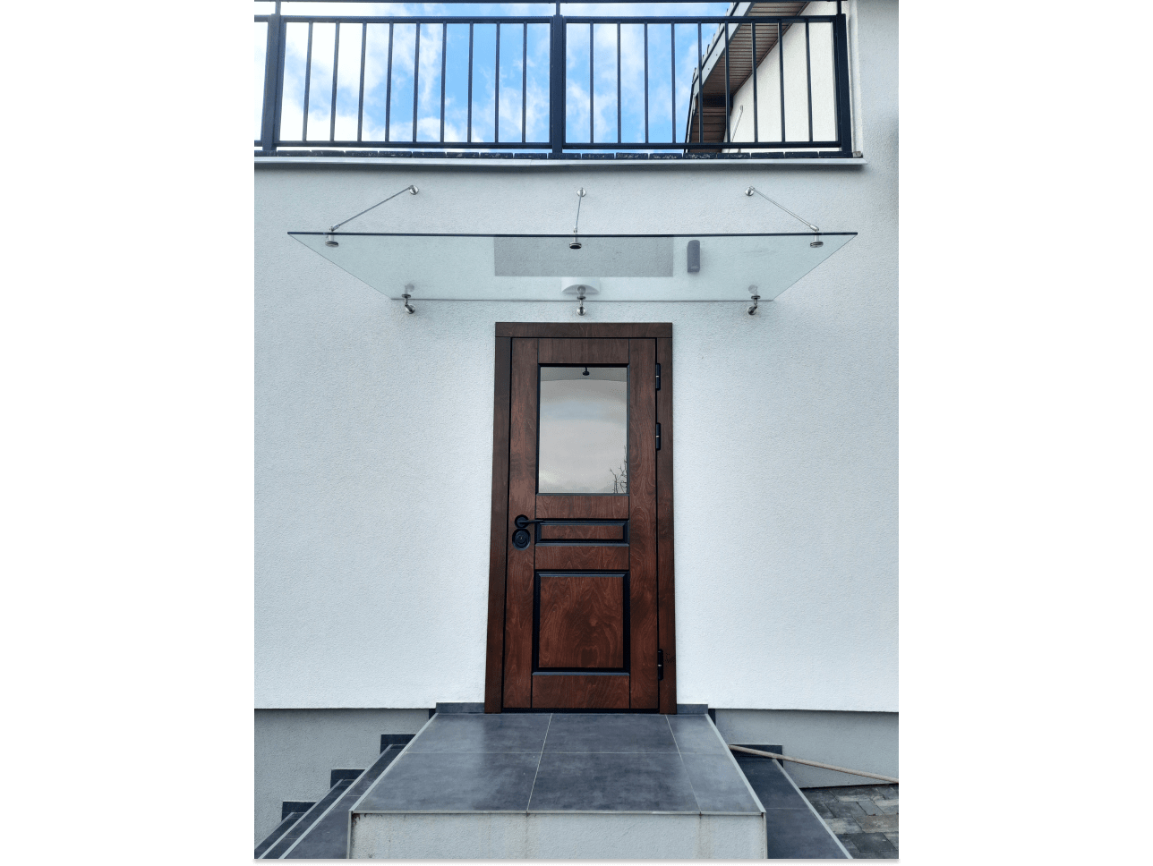 glass-visor-with-cable-fasteners-transparent-foto Стеклянный козырек с вантовым крепежом прозрачный фото