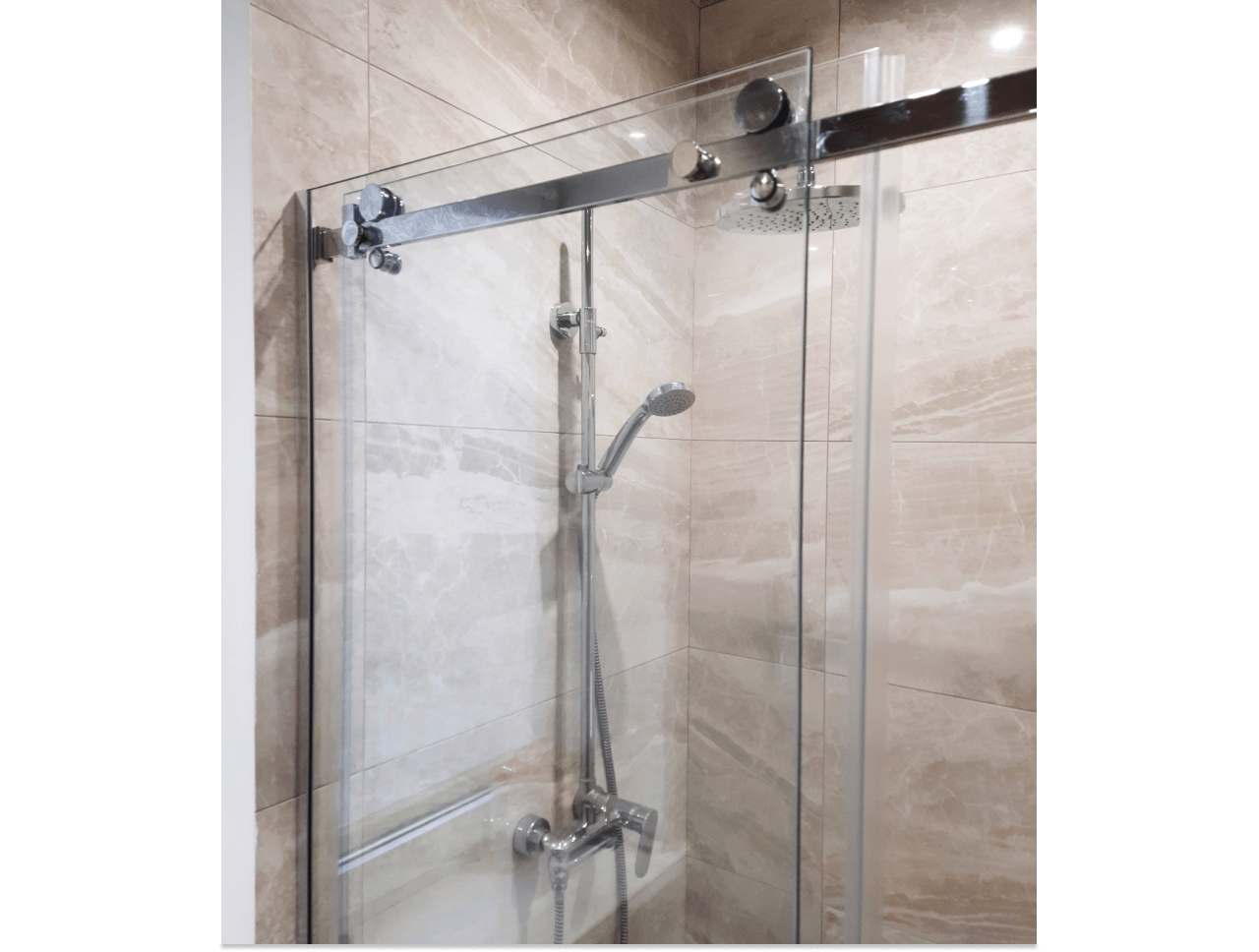shower-corner-with-chrome-profile-sliding Душевой уголок с хромированным профилем раздвижной