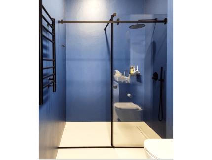 Раздвижная перегородка в душ с черным профилем фото