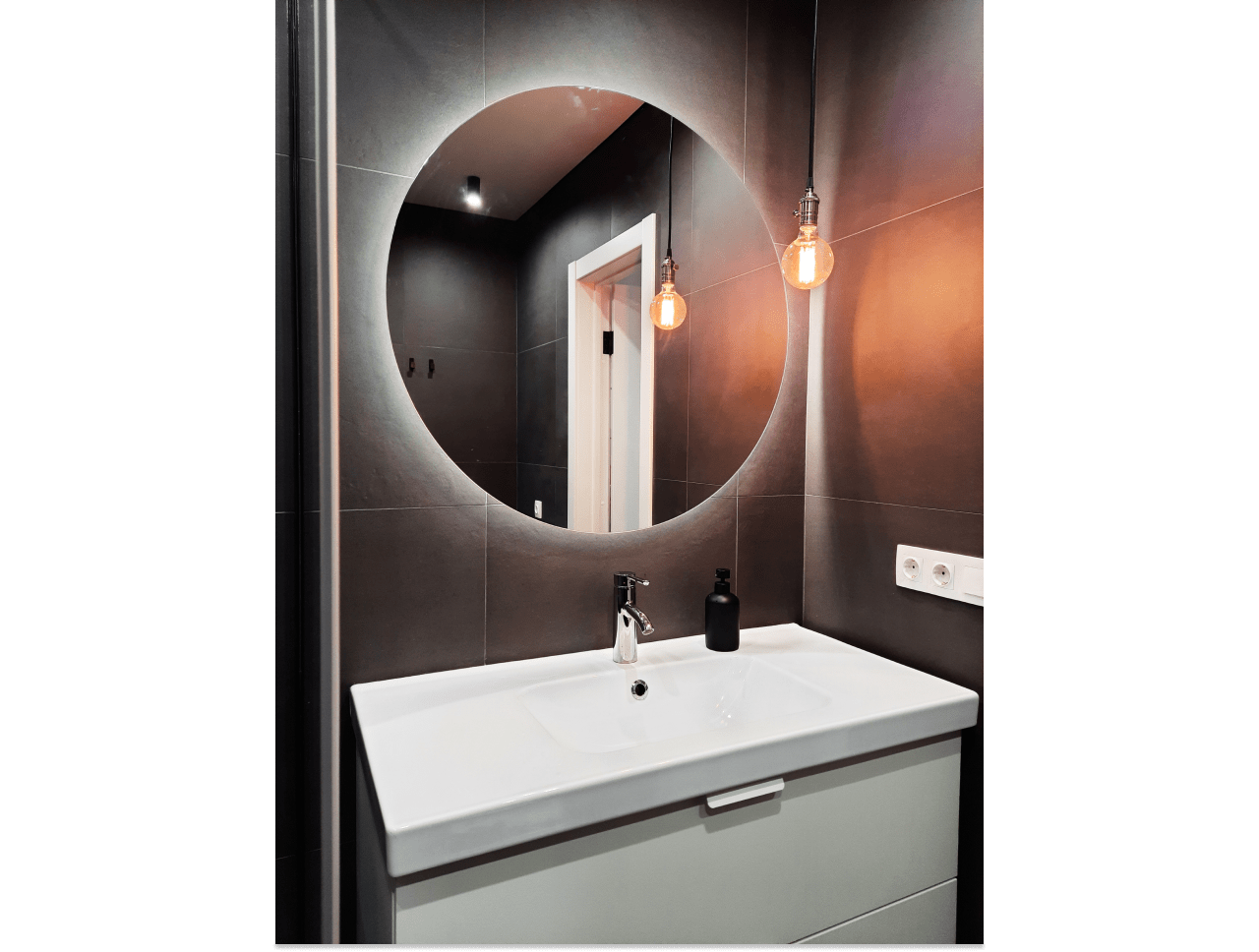 suspended-mirror-in-the-bathroom-photo Подвесное зеркало в ванную комнату фото