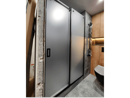 Вид матовой раздвижной перегородки для душа