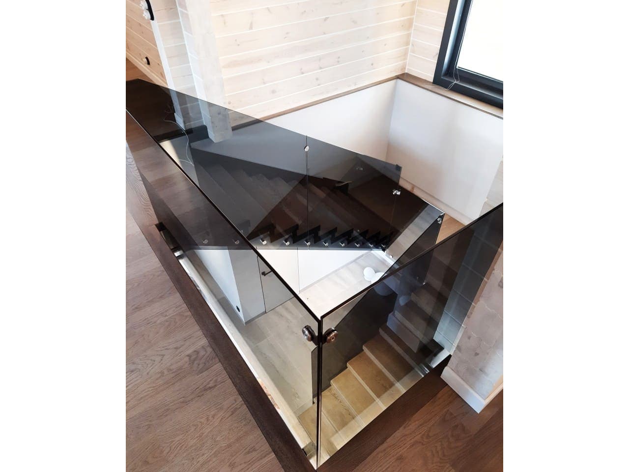 all-glass-enclosure-of-staircase-of-a-multi-storey-cottage Цельностеклянное ограждение лестницы многоэтажного коттеджа