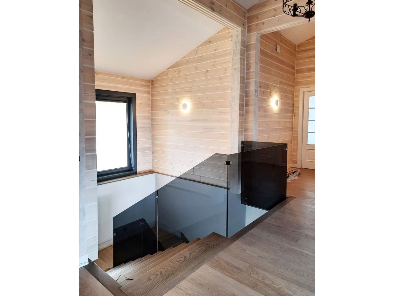 all-glass-partition-of-a-multi-storey-staircase Перегородка многоэтажной лестницы цельностеклянная