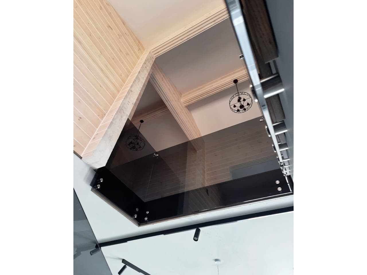 all-glass-staircase-partition-with-point-fasteners Цельностеклянная перегородка лестницы точечными креплениями