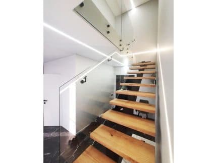 Ограждение лестницы цельностеклянное прозрачного цвета фото