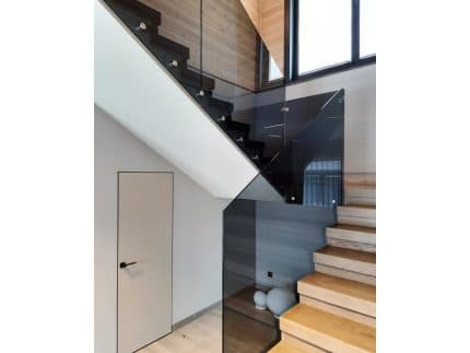 Цельностеклянное ограждение лестницы на точках фото