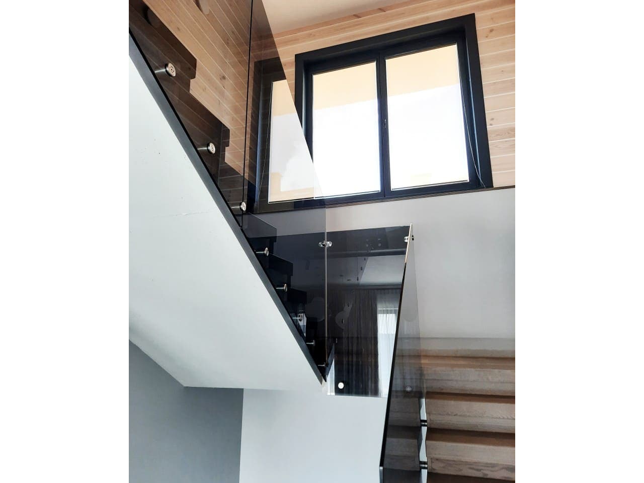 all-glass-staircase-railings-without-handrails Лестничные ограждения цельностеклянные без поручней