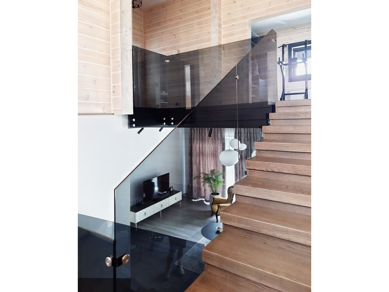 all-glass-stairway-guards-in-graphite-color Лестничные ограждения цельностеклянные в графитовом цвете