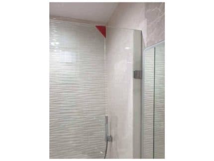 Шторка на ванну с прозрачным стеклом распашная фото