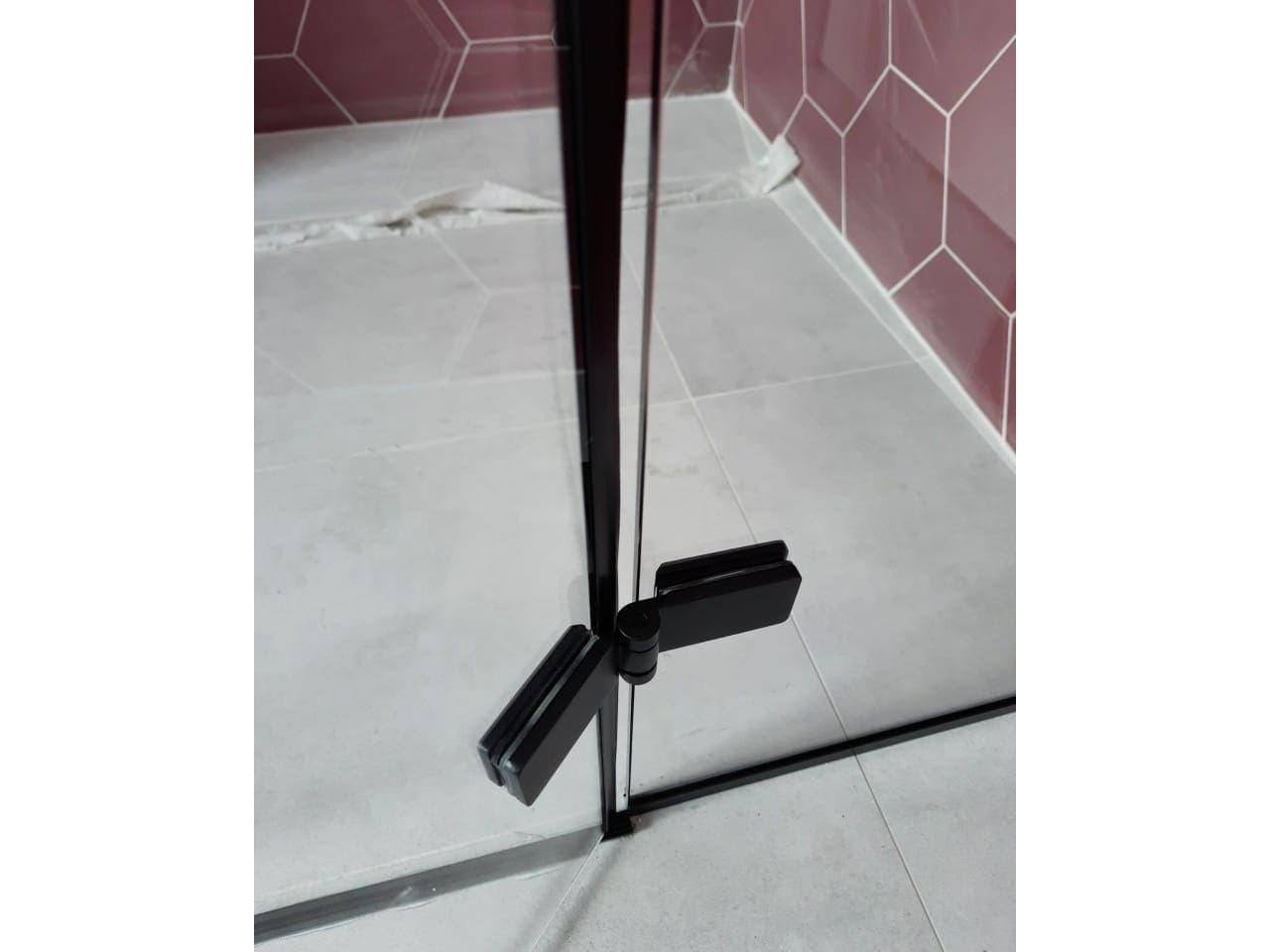 black-colored-hinges-to-open-a-partition-door-photo Петли с черным цветом для открывания двери перегородки фото