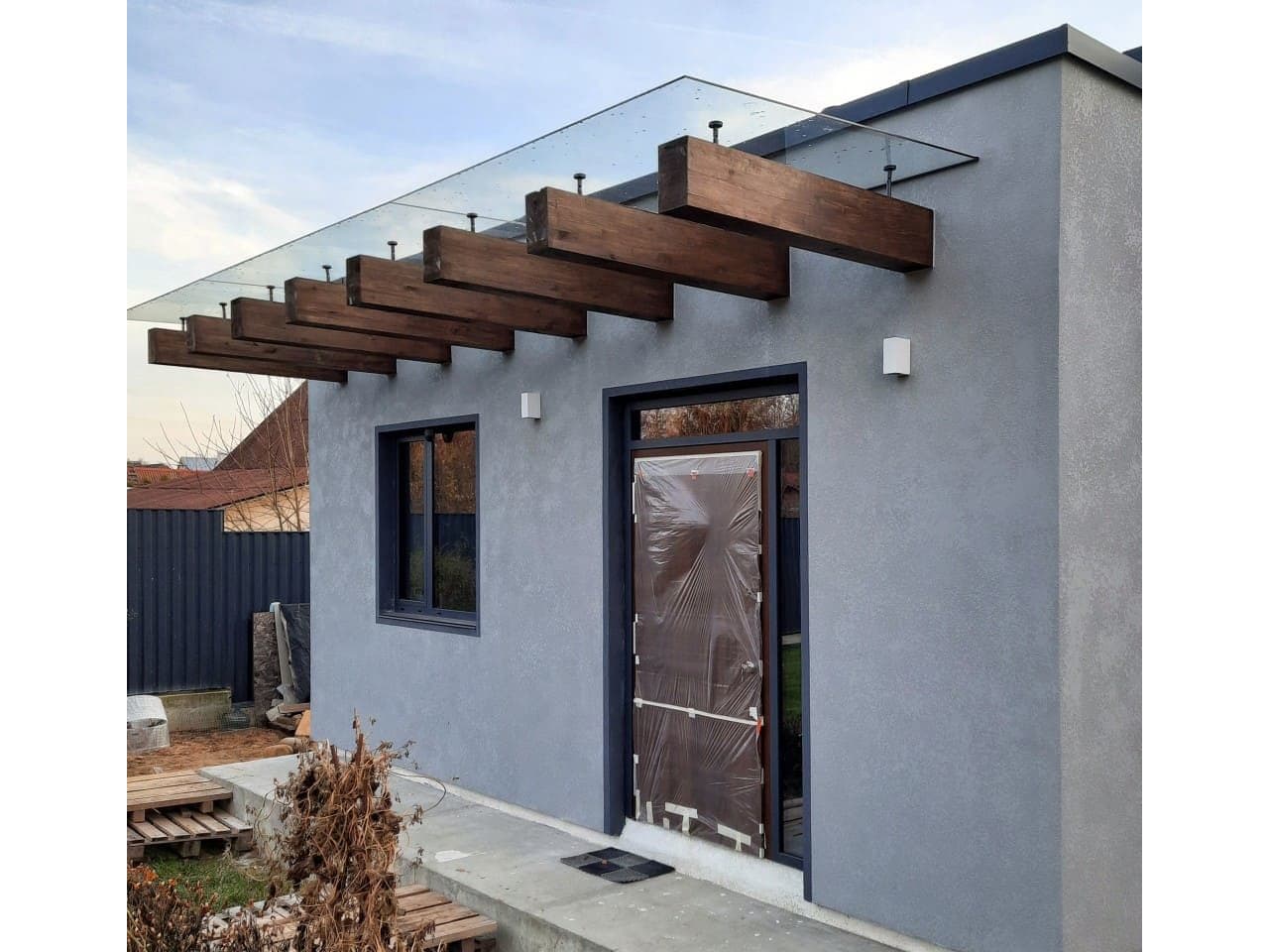 canopy-of-tempered-transparent-glass-photo Навес из закаленного прозрачного стекла фото