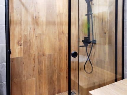 Угловая стеклянная перегородка с раздвижным типом двери фото