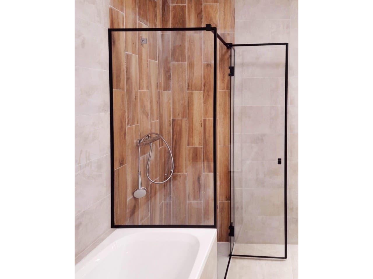 corner-partition-made-of-clarified-glass-for-the-shower-foto Угловая перегородка из осветленного стекла для душа фото