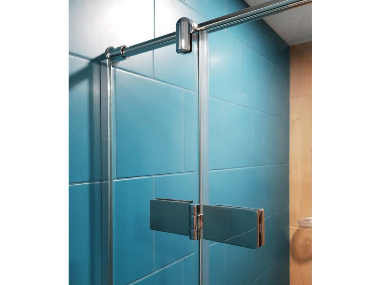 fasteners-for-hinged-glass-shower-partition Крепления для стеклянно душевой перегородки распашной