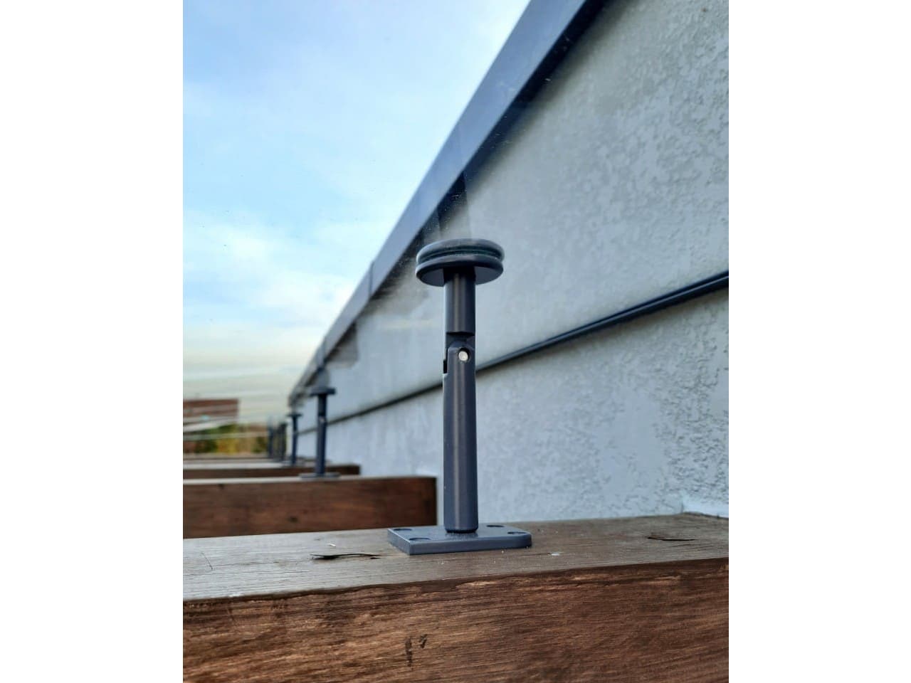 fastening-for-the-glass-canopy-on-the-house Крепление для стеклянного навеса на дом