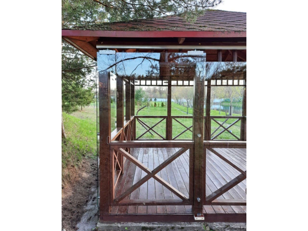 fencing-made-of-glass-for-a-pergola-photo Ограждение из стекла для беседки фото