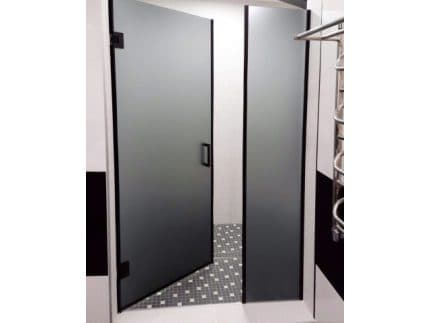 Матовая дверь в душевую нишу с черным профилем фото