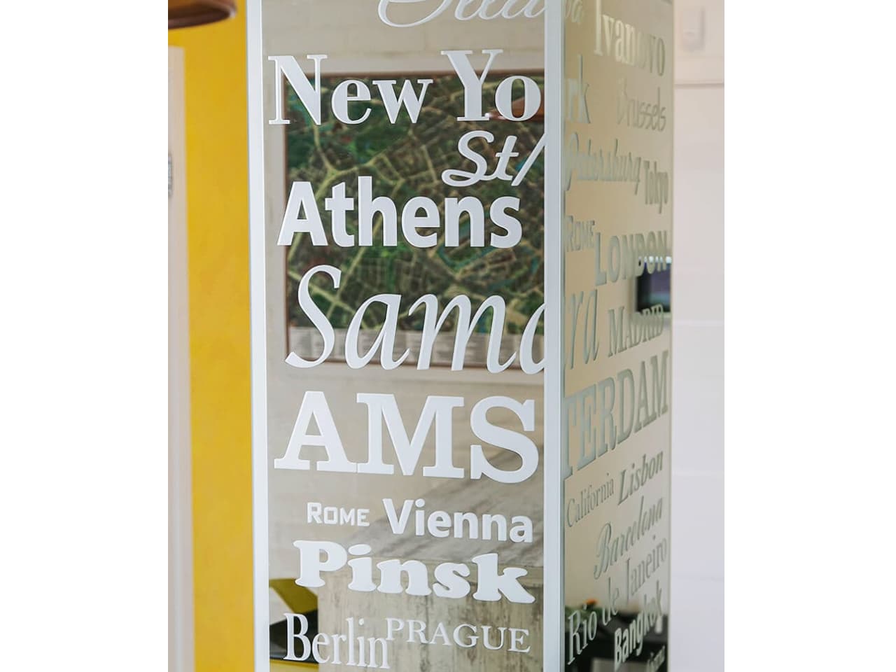 glass-column-in-apartment-decorated-with-text Стеклянная колона в квартиру декорированная текстом