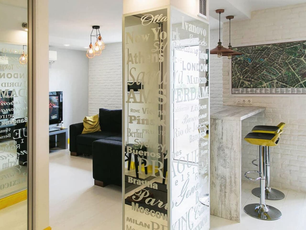 glass-column-to-the-apartment-with-text Стеклянная колона в квартиру с нанесением текста