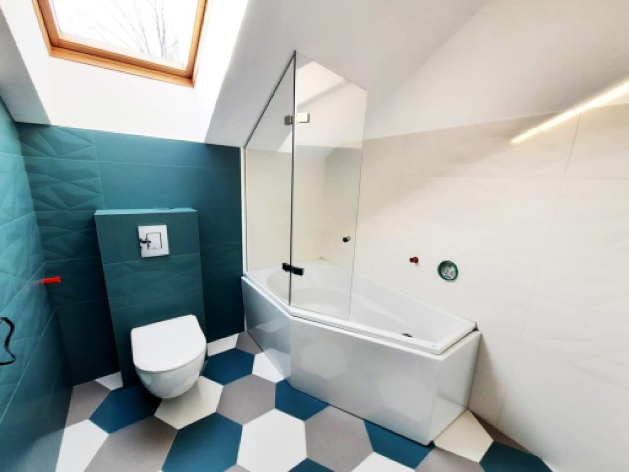 glass-curtain-on-the-bathtub-hinged-type-photo Стеклянная штора на ванну распашного типа фото