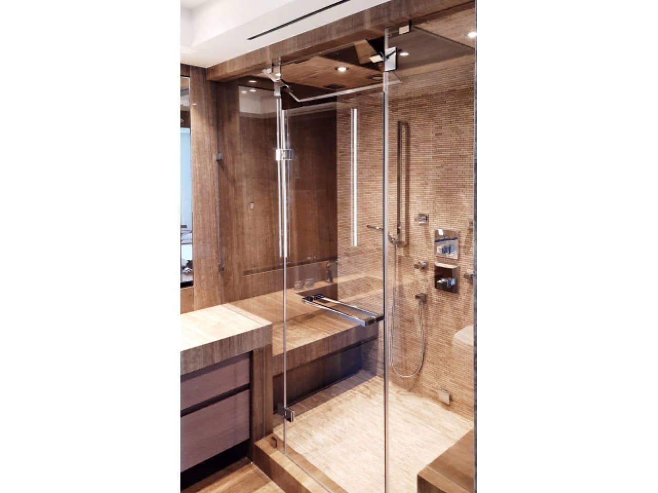 glass-partition-in-the-shower-of-hinged-type-photo Стеклянная перегородка в душ распашного типа фото