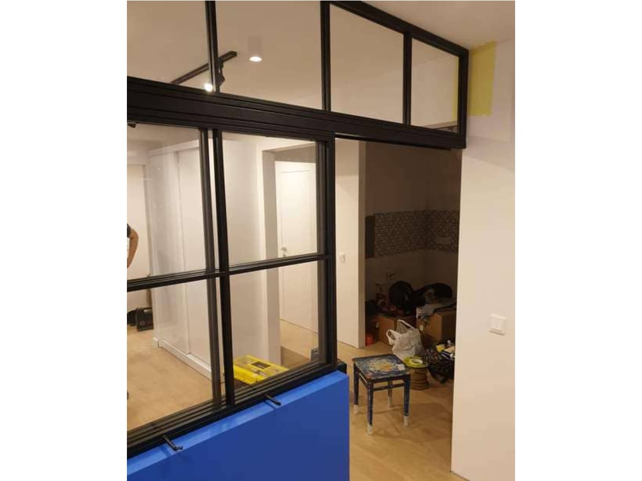 glass-partition-to-divide-room-spaces Перегородка из стекла для разделения комнатных пространств