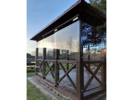 Стеклянное ограждение беседки на торцевых держателях фото