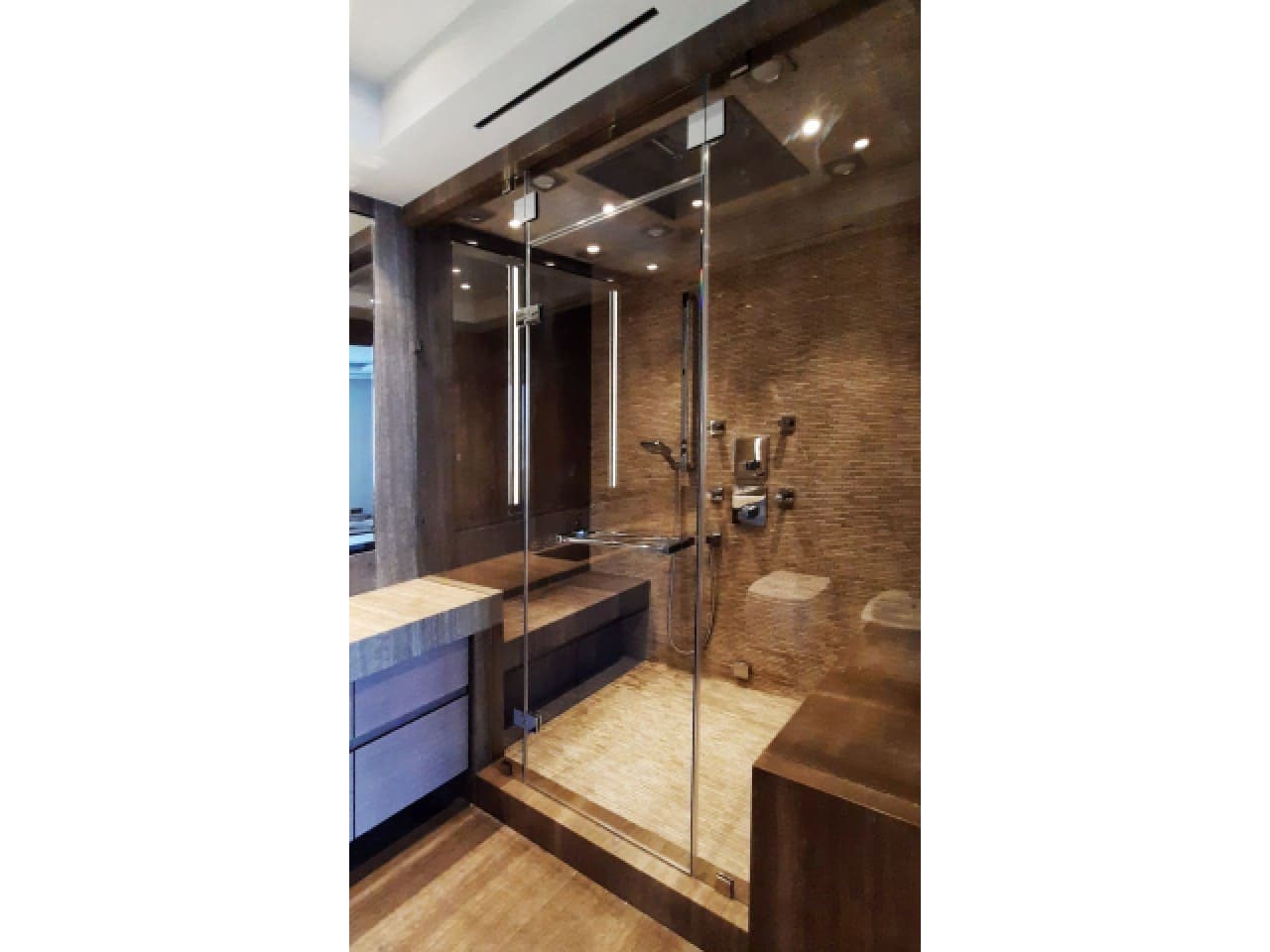 glass-shower-enclosure-with-hinged-door Стеклянное ограждение душевой с дверью распашного типа
