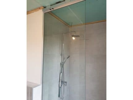 Перегородка из стекла душевая открытого типа