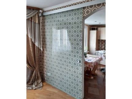 Стеклянная раздвижная дверь для кухонной зоны фото