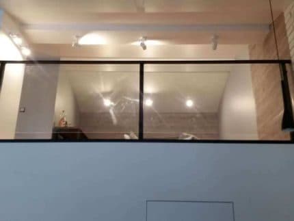 Стеклянная лестничная перегородка с черным профилем