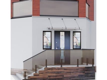 Стеклянное ограждение лестницы на маленьких стойках