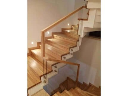 Стеклянное ограждение лестницы с деревянным поручнем в пол