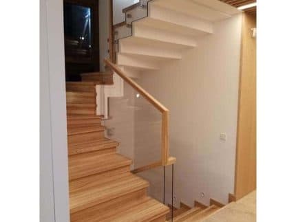 Стеклянное ограждение лестницы с деревянным поручнем фото