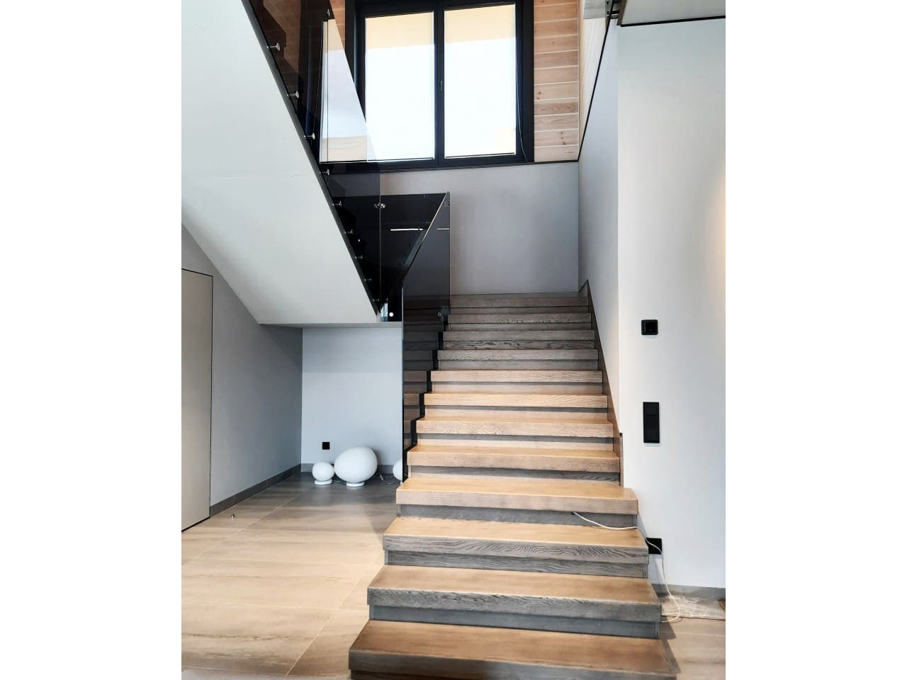 glass-staircase-railing-without-handrails Ограждение лестницы стеклянное без поручней