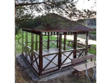 Стеклянная прозрачная перегородка беседки