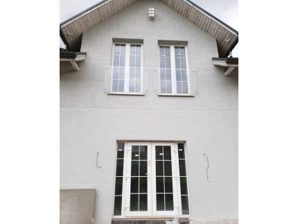 Стеклянное ограждение окон с белым профилем