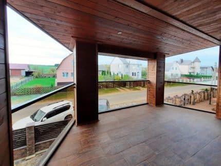 Остекленный балкон частного дома