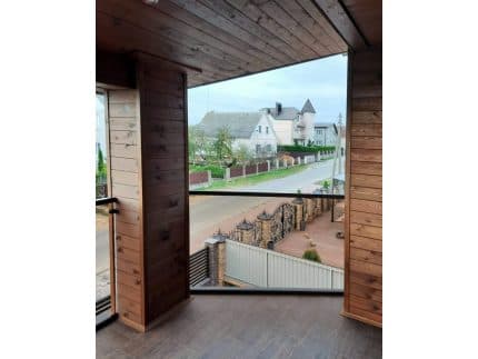 Остекленная лоджия частного дома фото