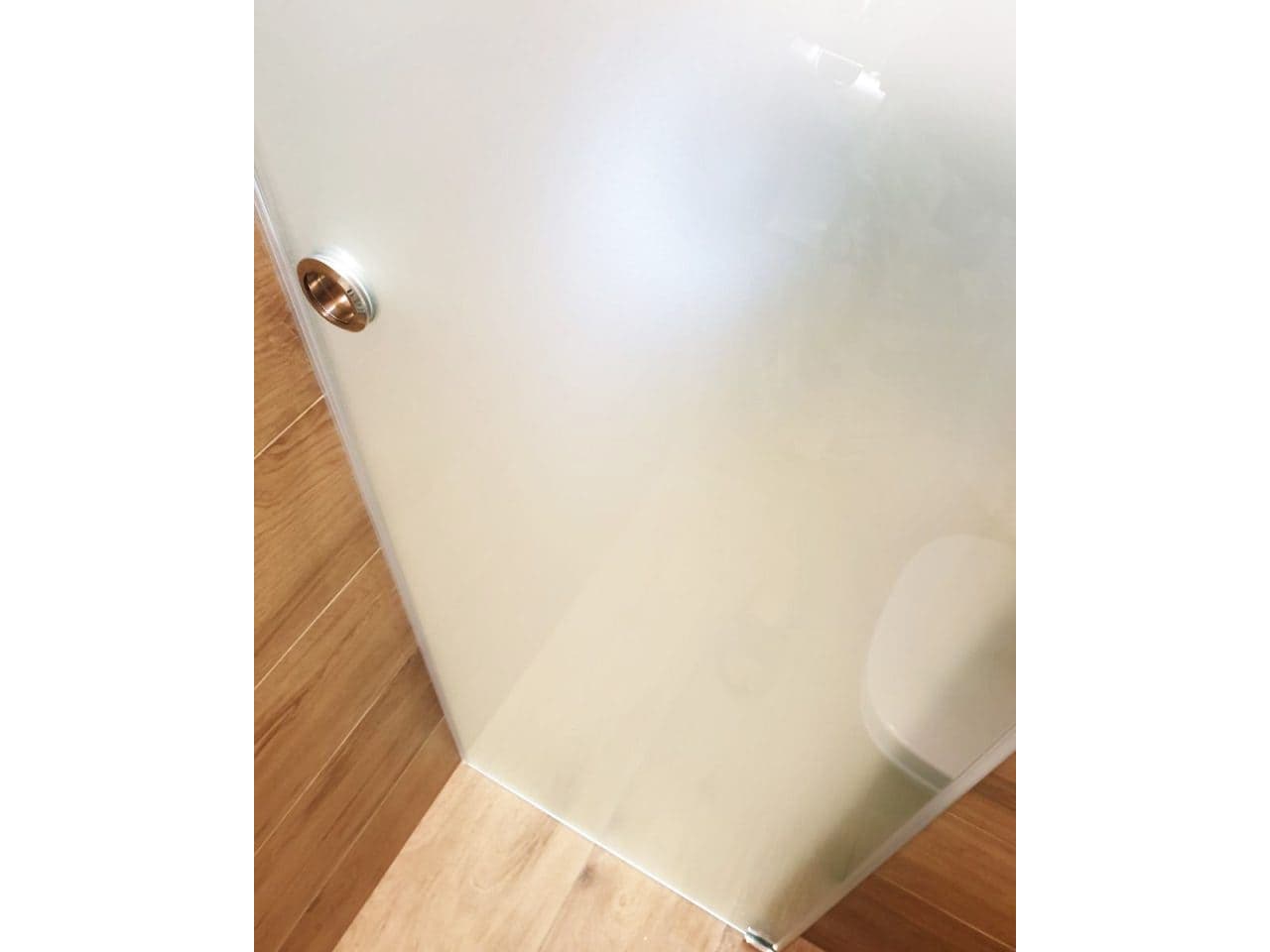 handle-of-the-glass-sliding-door-to-the-toilet Рукоять раздвижной двери из стекла в туалет